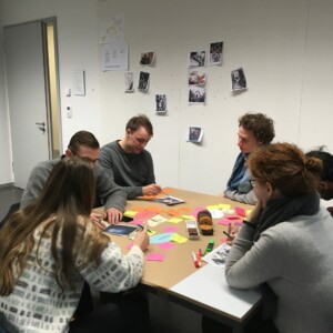 Die "Turator"-App ermöglicht das individuelle Zusammenstellen von Museumstouren. So können Besucher interessenbezogene Touren erstellen, mit anderen Teilen und gemeinsam durchführen.
Das Konzept entstand im Rahmen meiner Masterarbeit "Die Museumserfahrung. Zwischen individueller Identität und kulturellem Narrativ" (2017).
Vorbereitung durch Workshops und Designsprints.