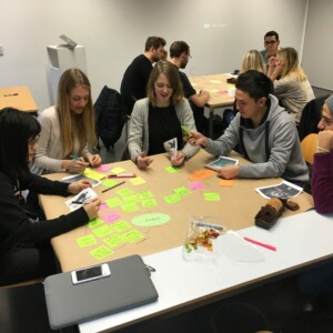 Die "Turator"-App ermöglicht das individuelle Zusammenstellen von Museumstouren. So können Besucher interessenbezogene Touren erstellen, mit anderen Teilen und gemeinsam durchführen.
Das Konzept entstand im Rahmen meiner Masterarbeit "Die Museumserfahrung. Zwischen individueller Identität und kulturellem Narrativ" (2017).
Vorbereitung durch Workshops und Designsprints.